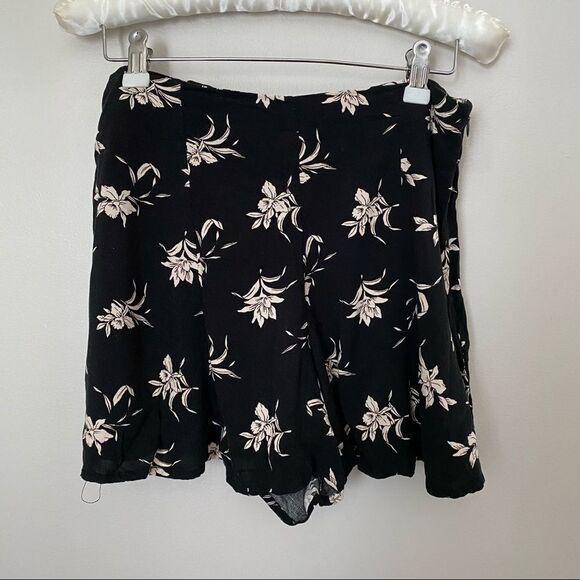 Forever 21 Shorts Flowy Floral Print Black Loose Medium Lightweight Casual - Picture 1 of 8